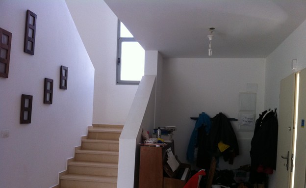 שרון איגר, לפני מדרגות (צילום: studio Levich-Peled)