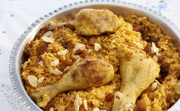 אורז אדום עם עוף, צימוקים ושקדים (צילום: מוטי פישביין, הבישול העיראקי של אמא, הוצאת קוראים)