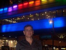דיזינגוף סנטר מואר בצבעי הגאווה ניצן הורוביץ (צילום: ענהאל ריצ'מן)