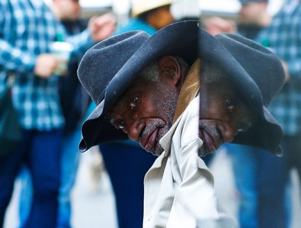 איש מבוגר עם כובע (צילום: איתי תורג'מן)