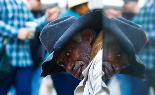 איש מבוגר עם כובע (צילום: איתי תורג'מן)