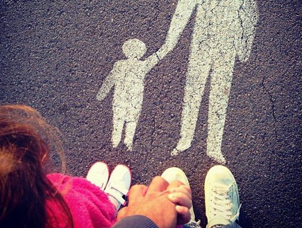 אסי כהן אבא ובת מחזיקים ידיים (צילום: אסי כהן)
