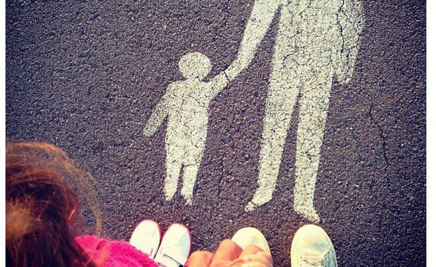 אסי כהן אבא ובת מחזיקים ידיים (צילום: אסי כהן)