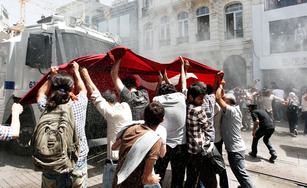 מחאה אלימה בכיכר טקסים. ארכיון (צילום: רויטרס)