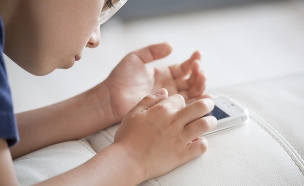 ילד עם סלולרי (צילום: Thinkstock)