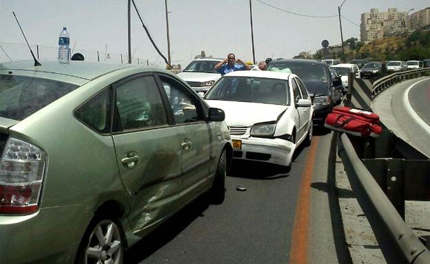 רכבו של ראש השב"כ יורם כהן בזירת התאונה היום (צילום: אורי דיויס - חדשות 24)