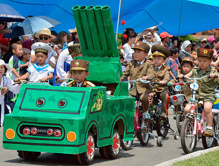 מצעד יום הילדים בצפון קוריאה (צילום: thesun.co.uk)