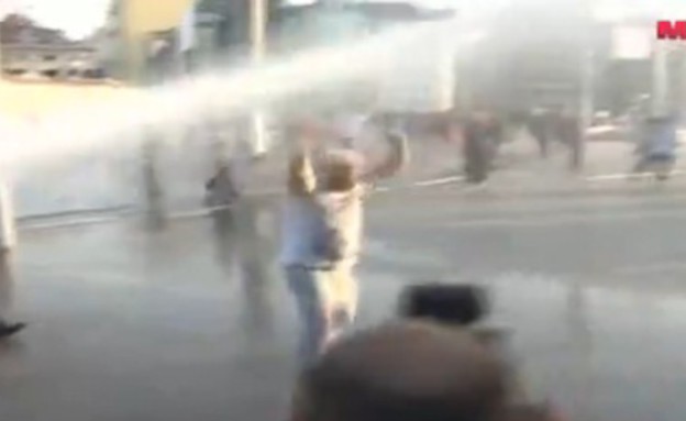 תותח מים בטורקיה (צילום: Live Leak)