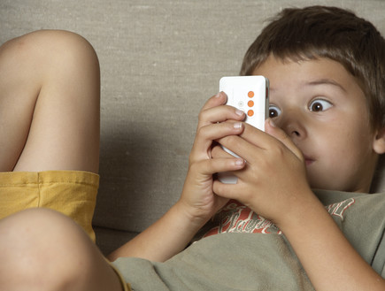ילד עם סלולרי (צילום: Thinkstock)