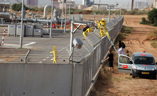 הפעילים מטפסים על הגדר (צילום: יהונתן שאולף, יאיר מיוחס)