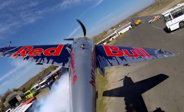 מכונית דריפטים מול מטוס פעלולים