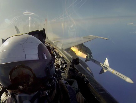 F-18 משגר טיל (צילום: צבא ארצות הברית)