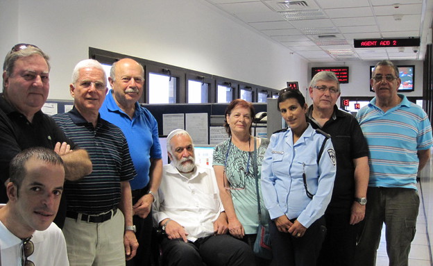 מתנדבים למוקד 100 של המשטרה