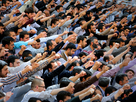מפגינים באירן (צילום: רויטרס)