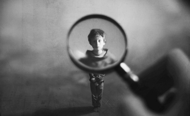 אנשים קטנים - זכוכית מגדלת (צילום: זב הובר, מתוך האתר mymodernmet.co.il)