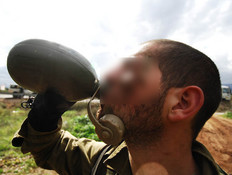 חייל שותה - אילוסטרציה (צילום: דובר צה