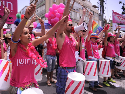 מצעד הגאווה בתל אביב 2013 (תמונת AVI: מיכאל שבדרון )