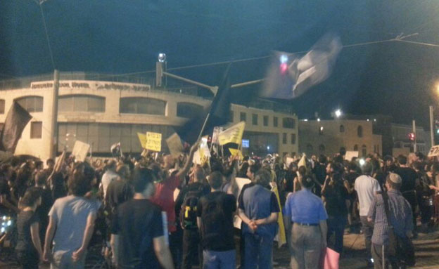 המפגינים חסמו את התנועה - ונעצרו (צילום: יוסי הכט חדשות 24)