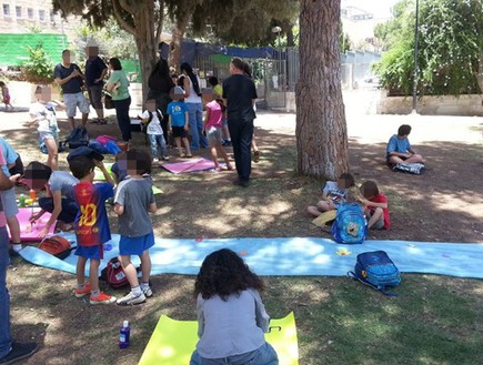 הפגנת ילדי בית הספר הניסויי בירושלים (צילום: אבשלום נואמה)