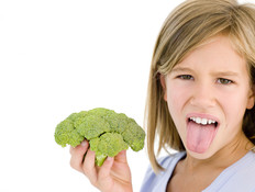 ילדה מסרבת לאכול ברוקולי (צילום: אימג'בנק / Thinkstock)