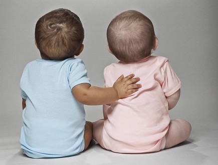 בגדים מגדריים לתינוקות (צילום: צילום מסך daily mail)
