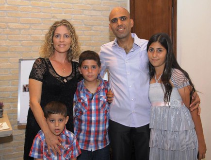 גל רוקניאן ומשפחתה (צילום: תומר ושחר צלמים)