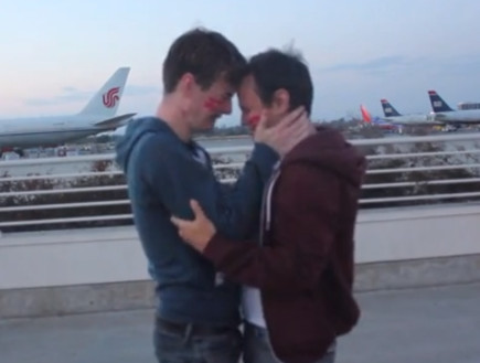 זוג גייז נפרדים בשדה התעופה (צילום: צילום מסך מתוך youtube)