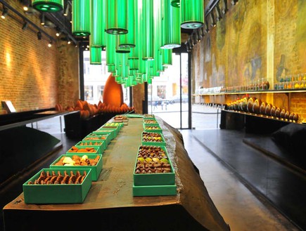 חנות שוקולד, נברשת ירוקה (צילום: www.patrickroger.com)
