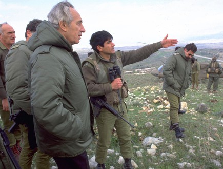 שמעון פרס בסיור בגבול לבנון 1985 (צילום: Getty Images, GettyImages IL)