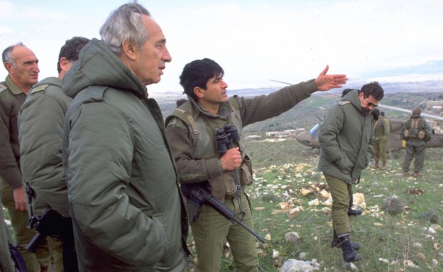 שמעון פרס בסיור בגבול לבנון 1985 (צילום: Getty Images, GettyImages IL)
