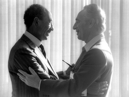 שמעון פרס ואנואר סדאת 1977 (צילום: Getty Images, GettyImages IL)
