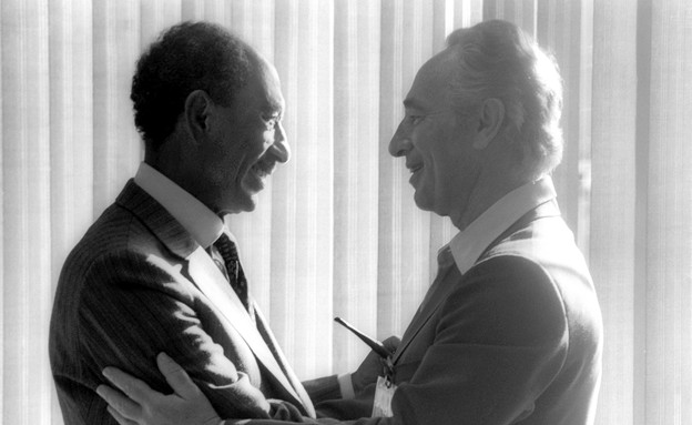 שמעון פרס ואנואר סדאת 1977 (צילום: Getty Images, GettyImages IL)