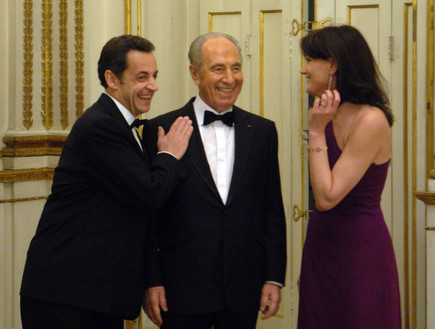 שמעון פרס עם קרלה ברוני וסרקוזי בפריס 2008 (צילום: Handout, GettyImages IL)