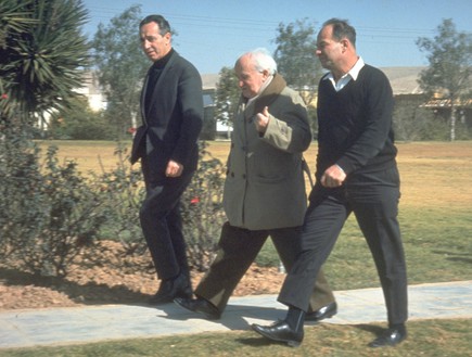 דויד בן גוריון יחד עם פרס בהליכה היומית בשדה בוקר (צילום: לע