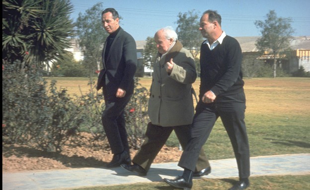 דויד בן גוריון יחד עם פרס בהליכה היומית בשדה בוקר (צילום: לע"מ)