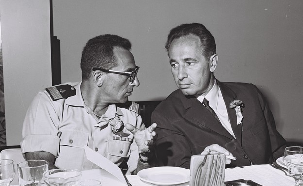 שמעון פרס עם שלמה הראל צילום פריץ כהן ללעמ 1967 (צילום: לע"מ)