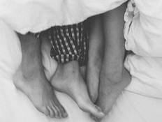 החיים דבש- כפות רגליים במיטה (צילום: האח הגדול)