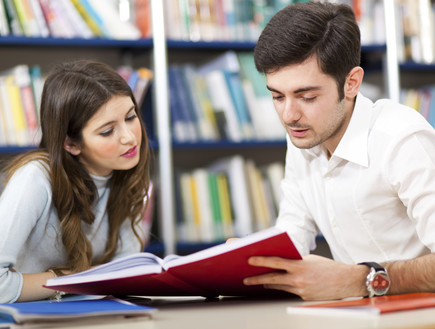 בחור ובחורה לומדים למבחן בספריה- טיפים לבחינה (צילום: Thinkstock)