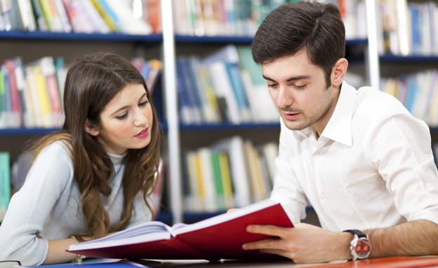 בחור ובחורה לומדים למבחן בספריה- טיפים לבחינה (צילום: Thinkstock)