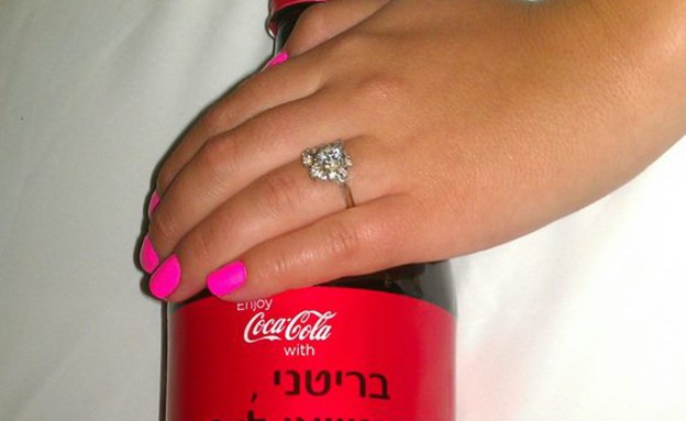הצעת נישואים בקמפיין (מתוך: הפייסבוק של קוקה קולה)