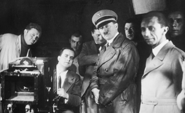 היטלר וגבלס באולפני הקולנוע של ברלין (צילום: Deutsches Bundesarchiv)