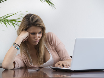 אישה משועממת מול מחשב (צילום: Thinkstock)