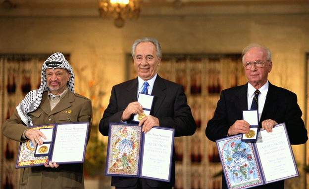 פרס רבין וערפאת מקבלים את פרס נובל לשלום (צילום: Getty Images, GettyImages IL)