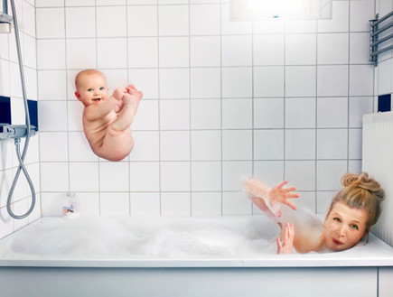 תינוקת שולטת - אמבטיה (צילום: אמיל נייסטרום, מתוך אתר מאתר emilmedia.se, צילום מסך)