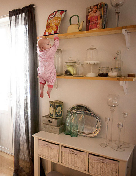 תינוקת שולטת - במטבח (צילום: אמיל נייסטרום, מתוך אתר מאתר emilmedia.se, צילום מסך)
