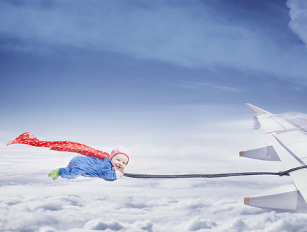 תינוקת שולטת - מטוס (צילום: אמיל נייסטרום, מתוך אתר מאתר emilmedia.se, צילום מסך)