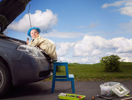תינוקת שולטת - מכונית (צילום: אמיל נייסטרום, מתוך אתר מאתר emilmedia.se, צילום מסך)