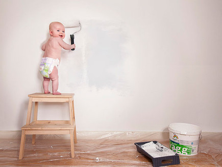 תינוקת שולטת - צובעת (צילום: אמיל נייסטרום, מתוך אתר מאתר emilmedia.se, צילום מסך)