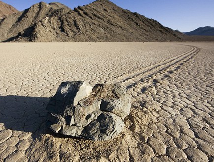 הסלעים הזזים בעמק המוות (צילום: dailymail.co.uk)
