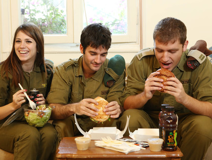 חיילים אוכלים (צילום: עודד קרני, צבא וביטחון)